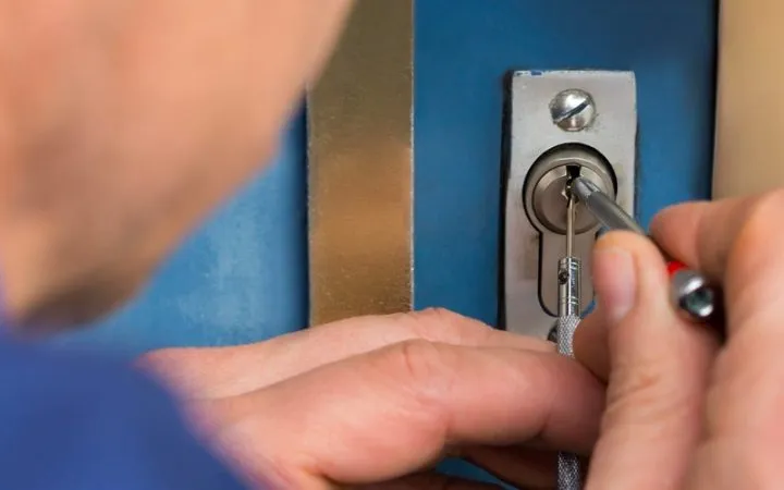 Serrurier ouvrant une porte au crochet